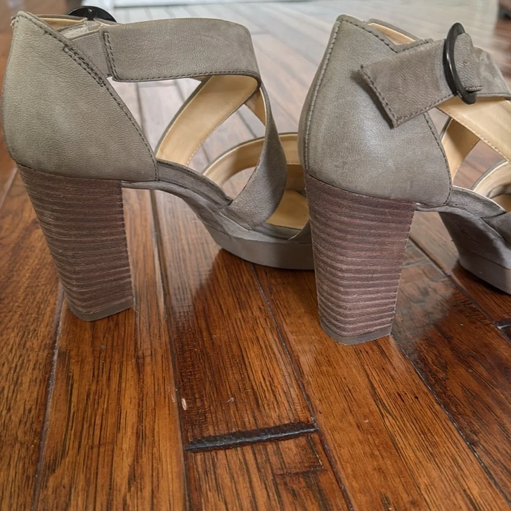 Paul Green Taylor Olive Sandal 3.5 inch Heel, size 9 US